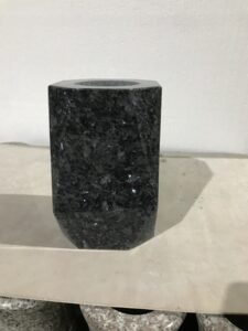 Vase en granit perlé bleu pour monument funéraire