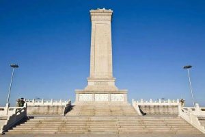 Monumento de granito a los héroes del pueblo