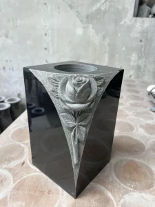 Vaso Memorial quadrado em granito preto com rosa esculpida