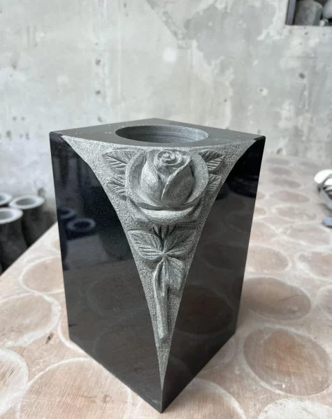 Vaso Memorial quadrado em granito preto com rosa esculpida