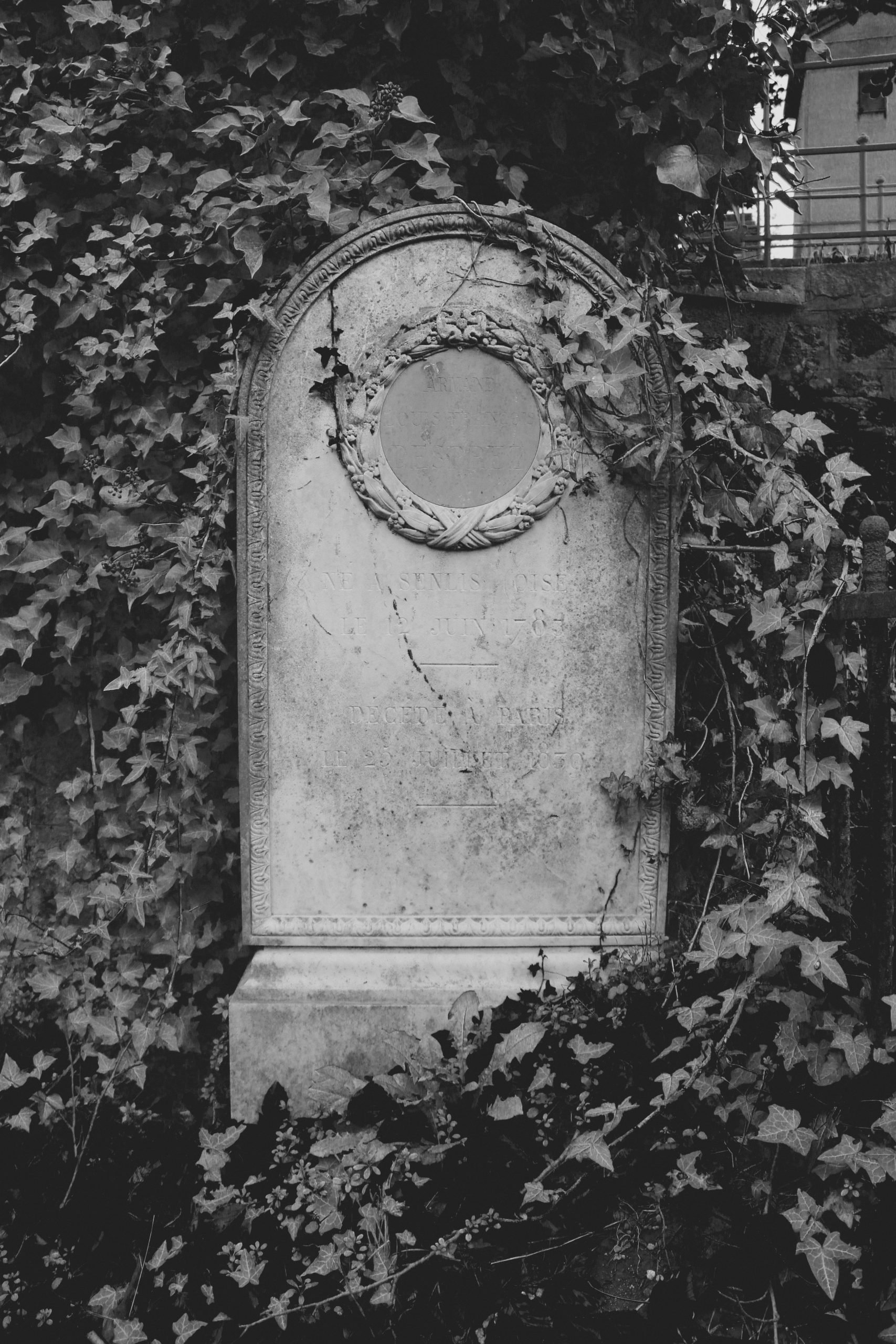 Pierre tombale en granit américain sculptée d'une rose Un hommage intemporel 1